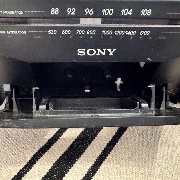 Sanyo CFS-205 Boombox-AM/FM Radio and Cassette Player - Picture 3 of 8